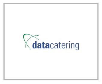 Datacateringi logo rohelise kumerate joonte ja noolega ning sinise ja rohelise tekstiga sõnadega "datacatering".