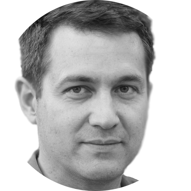 Czarno-biały portret mężczyzny z krótkimi włosami