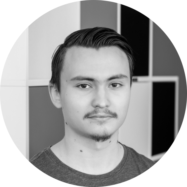 Czarno-biały portret osoby z krótkimi włosami i małą brodą na tle geometrycznego wzoru.